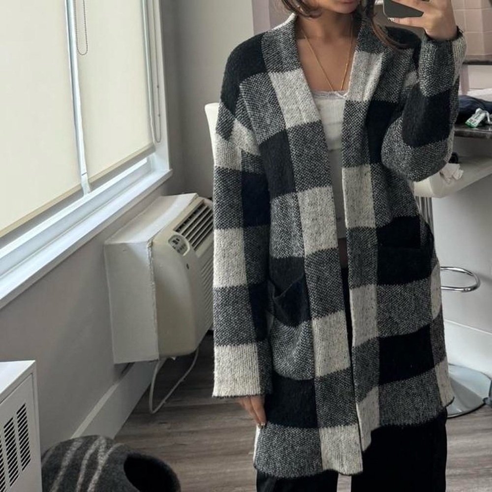 Black & white checkered cardigan with 2 large pockets on the side